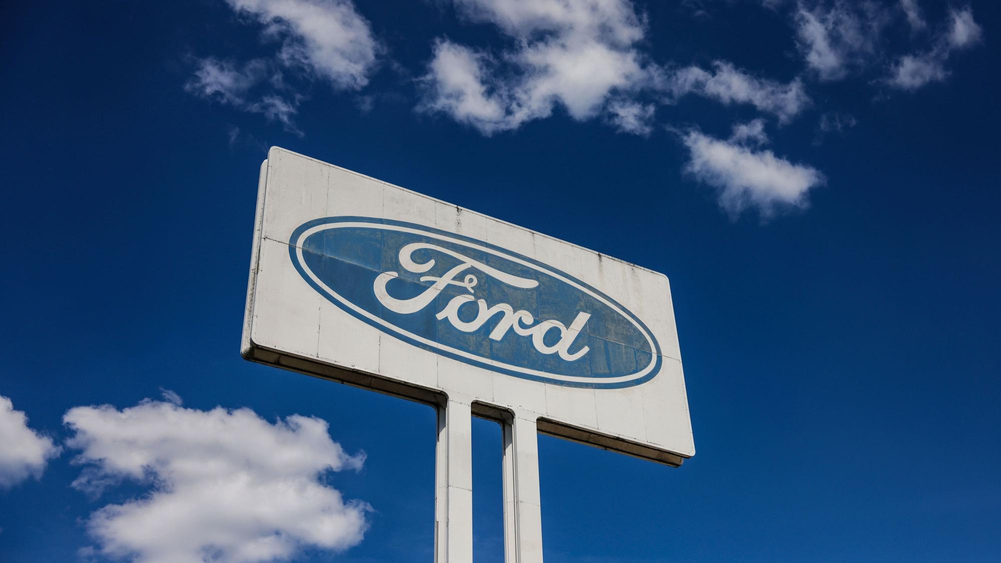 Blick auf das Ford-Werk in Köln: Der Autobauer Ford plant eine Zusammenarbeit mit Geely. Was heißt das für die Kölner?
