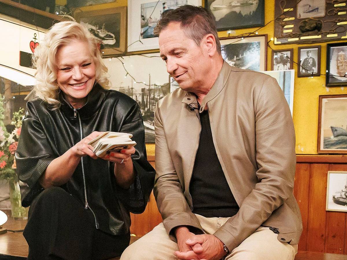 Bei „Inas Nacht“ sprach Dieter Nuhr mit Ina Müller über die Eigenheiten seiner Ehefrau. (Bild: NDR/Morris Mac Matzen)