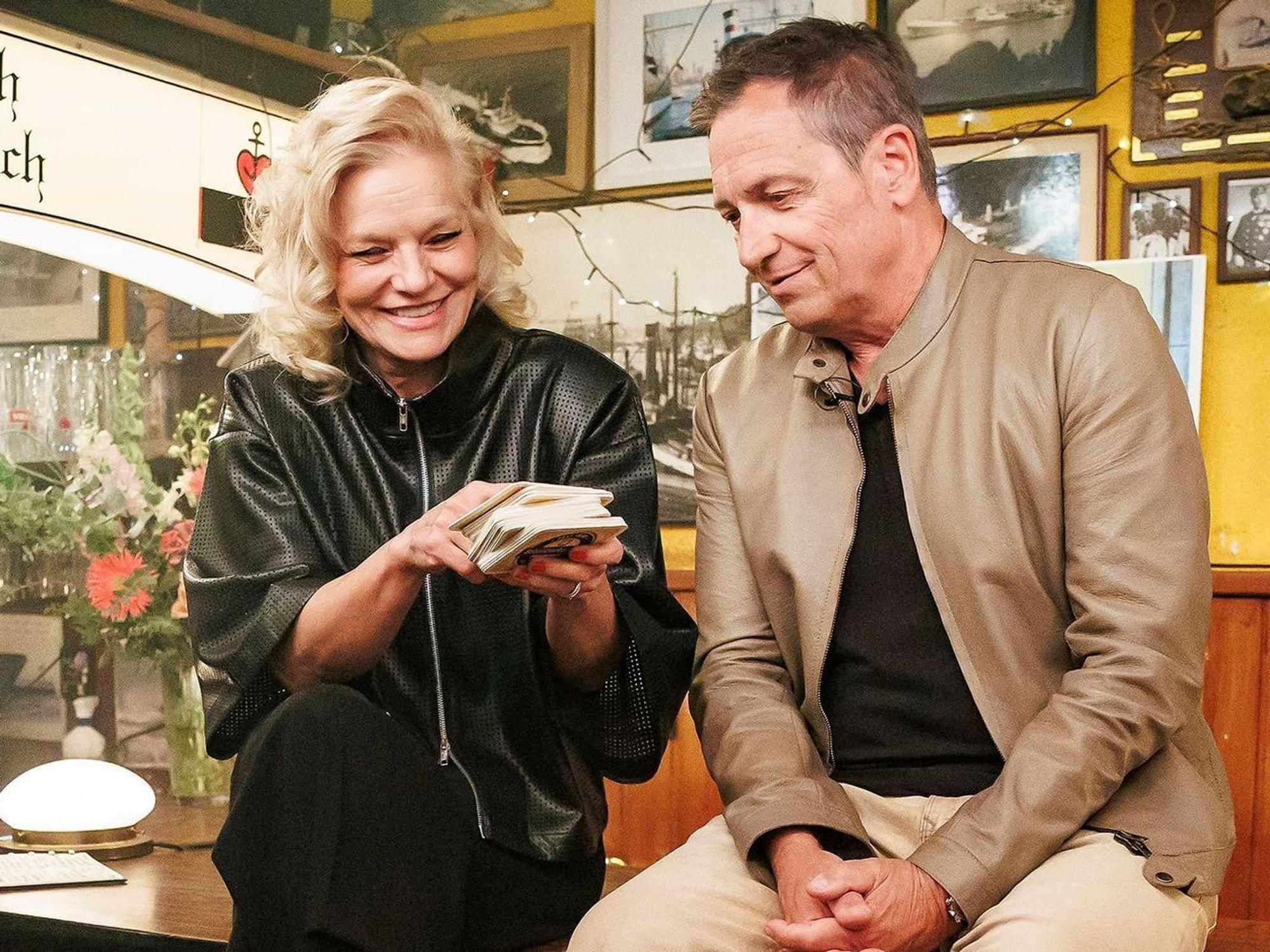 Bei „Inas Nacht“ sprach Dieter Nuhr mit Ina Müller über die Eigenheiten seiner Ehefrau. (Bild: NDR/Morris Mac Matzen)