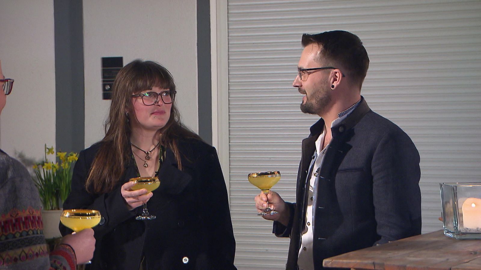 Philipp begrüßt seine Gäste im Hof mit einem erfrischenden Maracuja-Drink.
 (Bild: RTL)