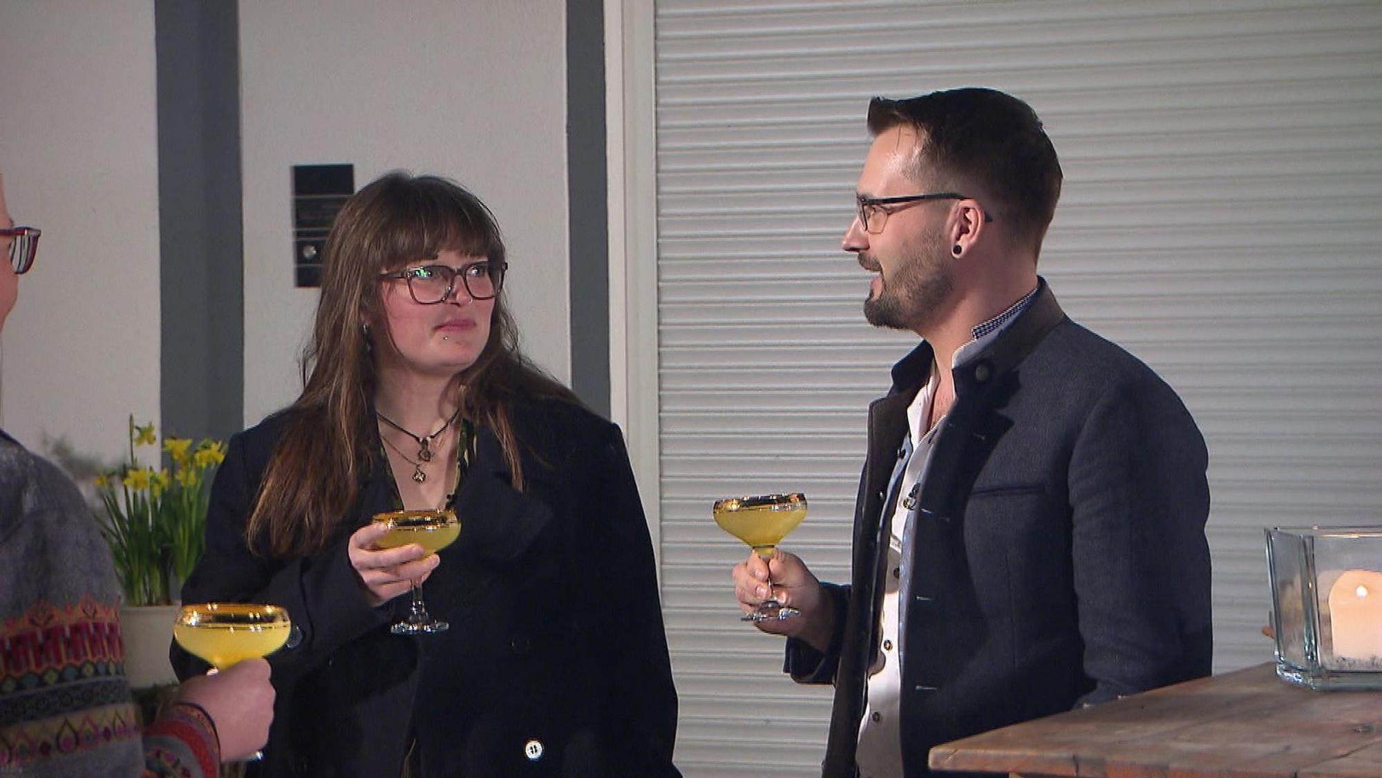 Philipp begrüßt seine Gäste im Hof mit einem erfrischenden Maracuja-Drink.
(Bild: RTL)