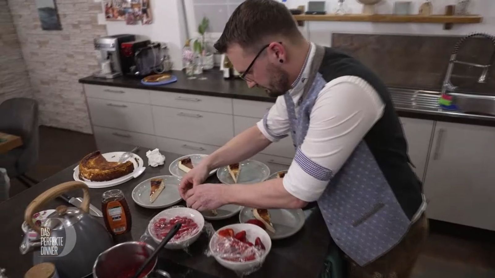 Den San Sebastian Cheesecake garniert Philipp mit Himbeeren und Erdbeeren.
 (Bild: RTL)