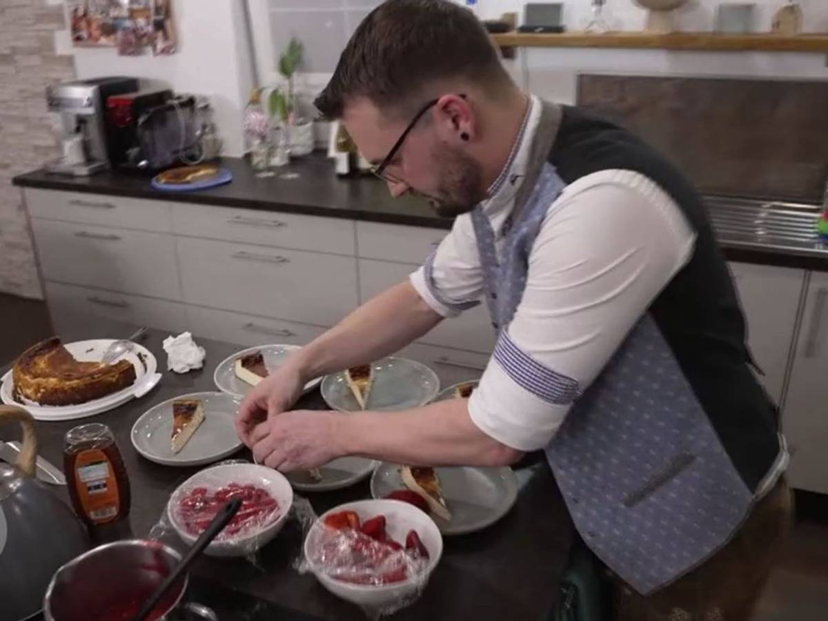 Den San Sebastian Cheesecake garniert Philipp mit Himbeeren und Erdbeeren.
(Bild: RTL)