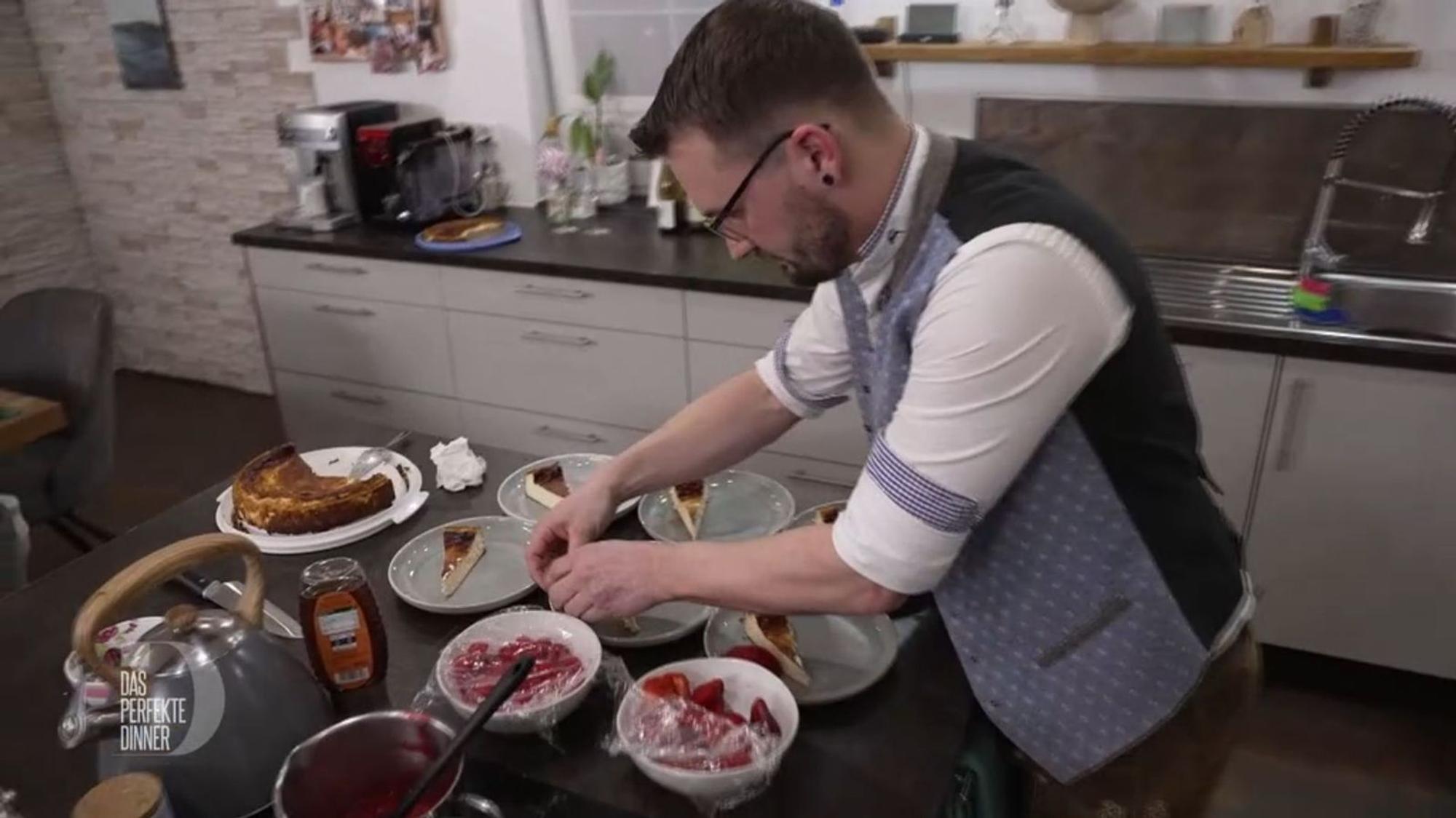 Den San Sebastian Cheesecake garniert Philipp mit Himbeeren und Erdbeeren.
(Bild: RTL)