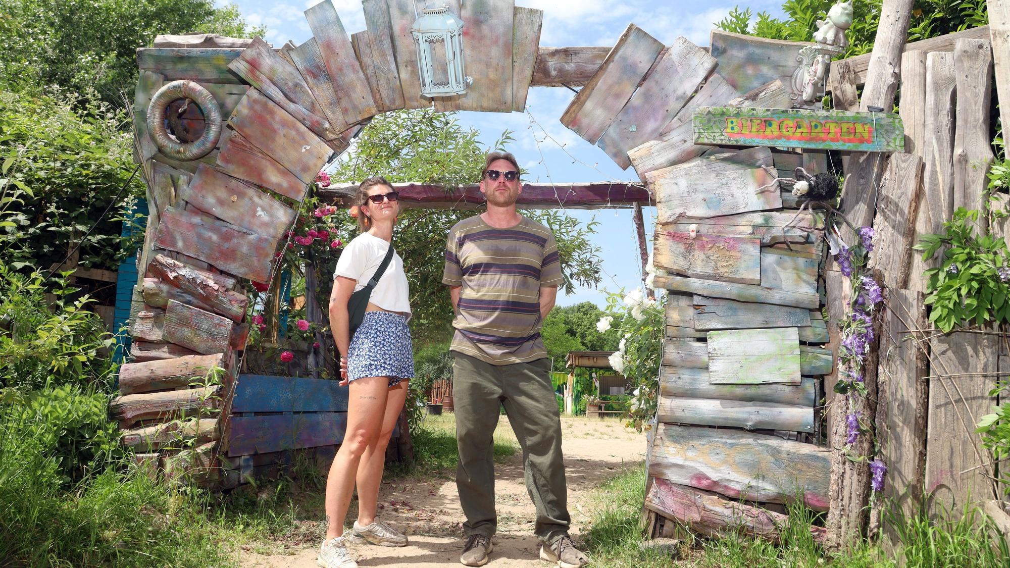 Südbrücken-Betreiber Boris Witschke mit Kira Wolter auf dem Open-Air-Gelände.