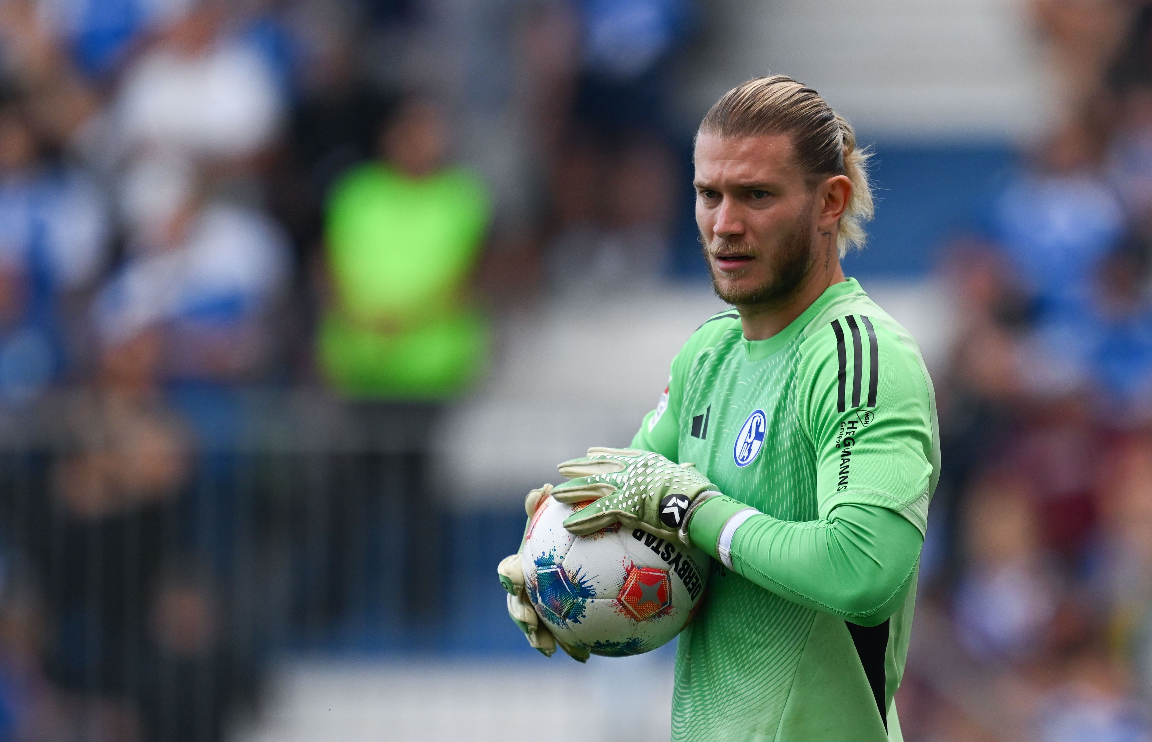 Loris Karius hält beim Spiel den Ball in der Hand.