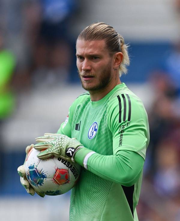 Loris Karius hält beim Spiel den Ball in der Hand.