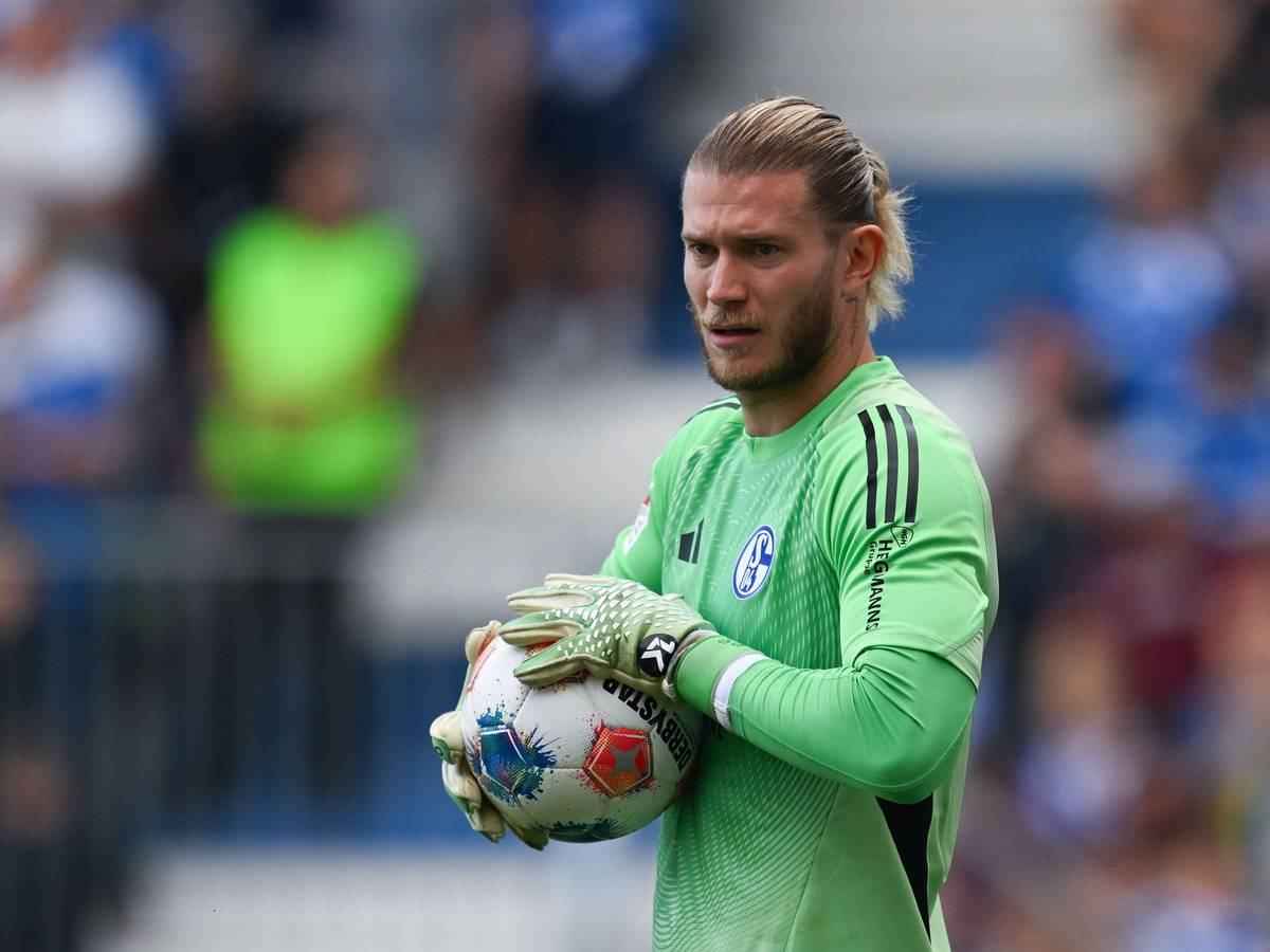 Loris Karius hält beim Spiel den Ball in der Hand.