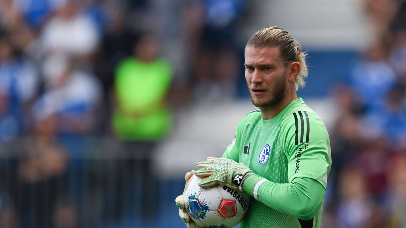 Loris Karius hält beim Spiel den Ball in der Hand.