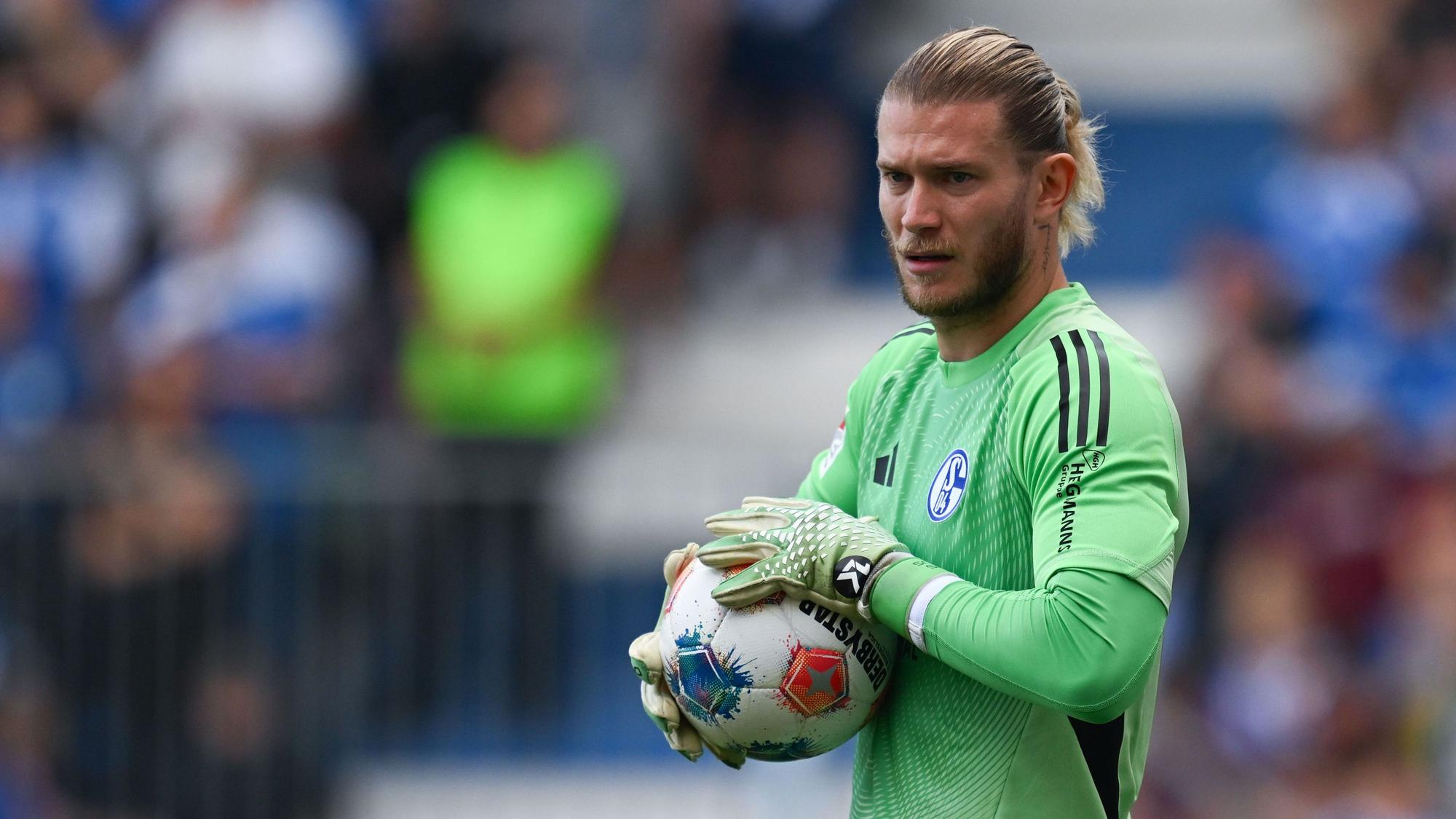 Loris Karius hält beim Spiel den Ball in der Hand.