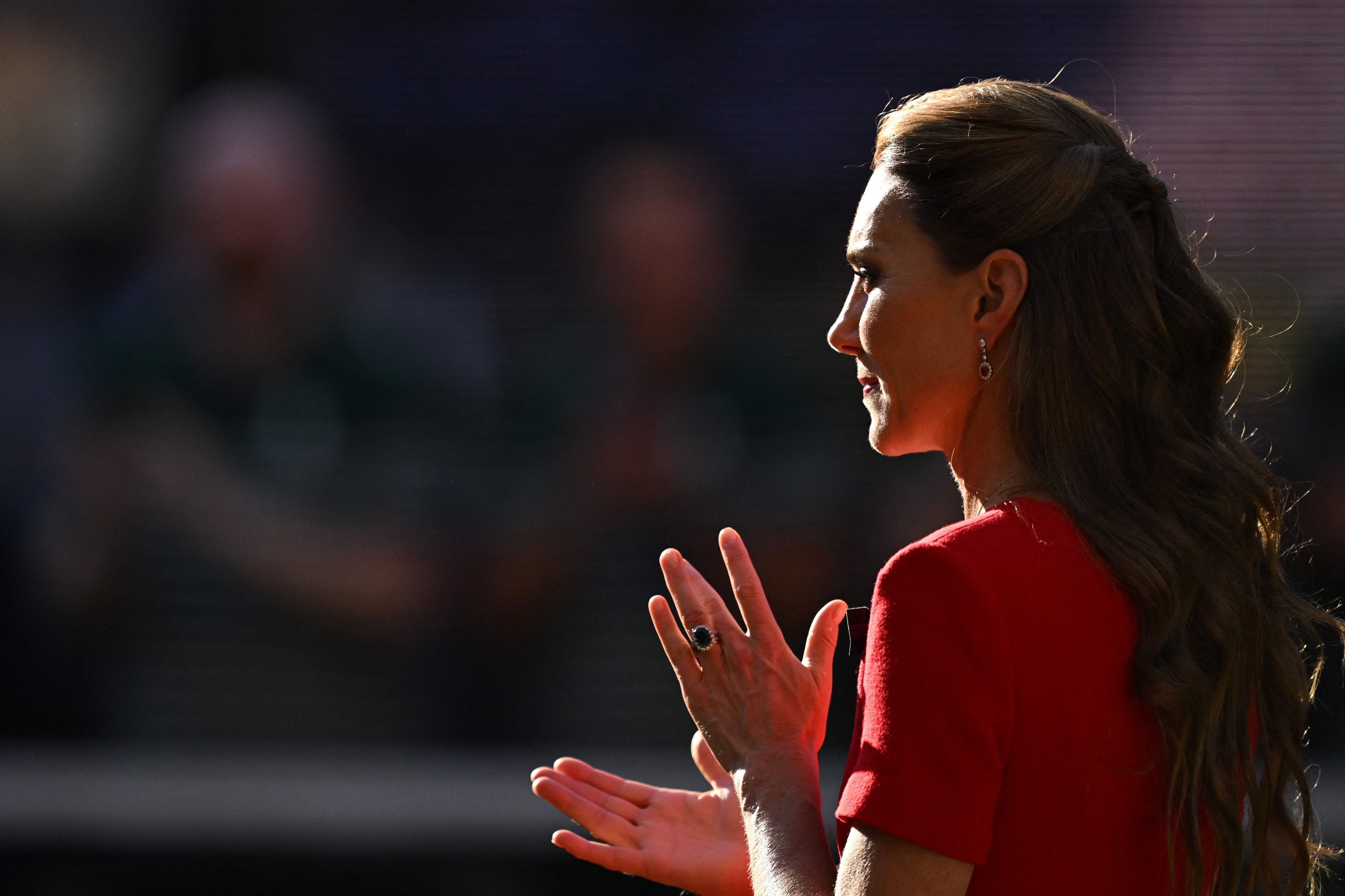 Prinzessin Kate steht im Schatten.
