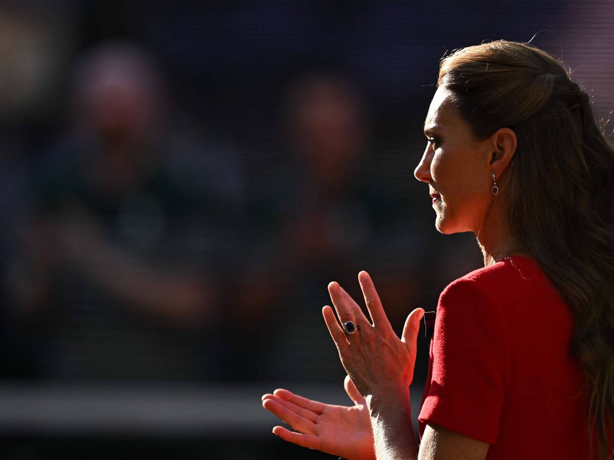 Prinzessin Kate steht im Schatten.