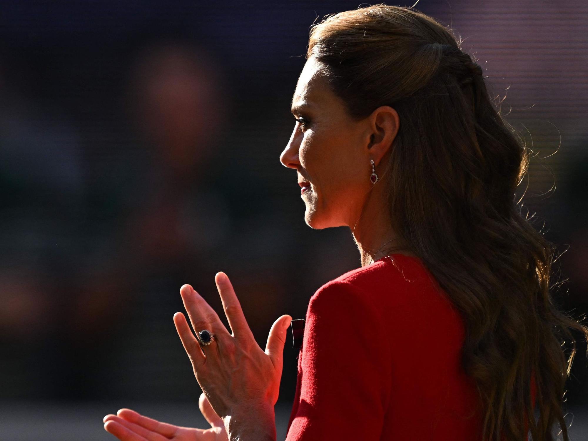 Prinzessin Kate steht im Schatten.