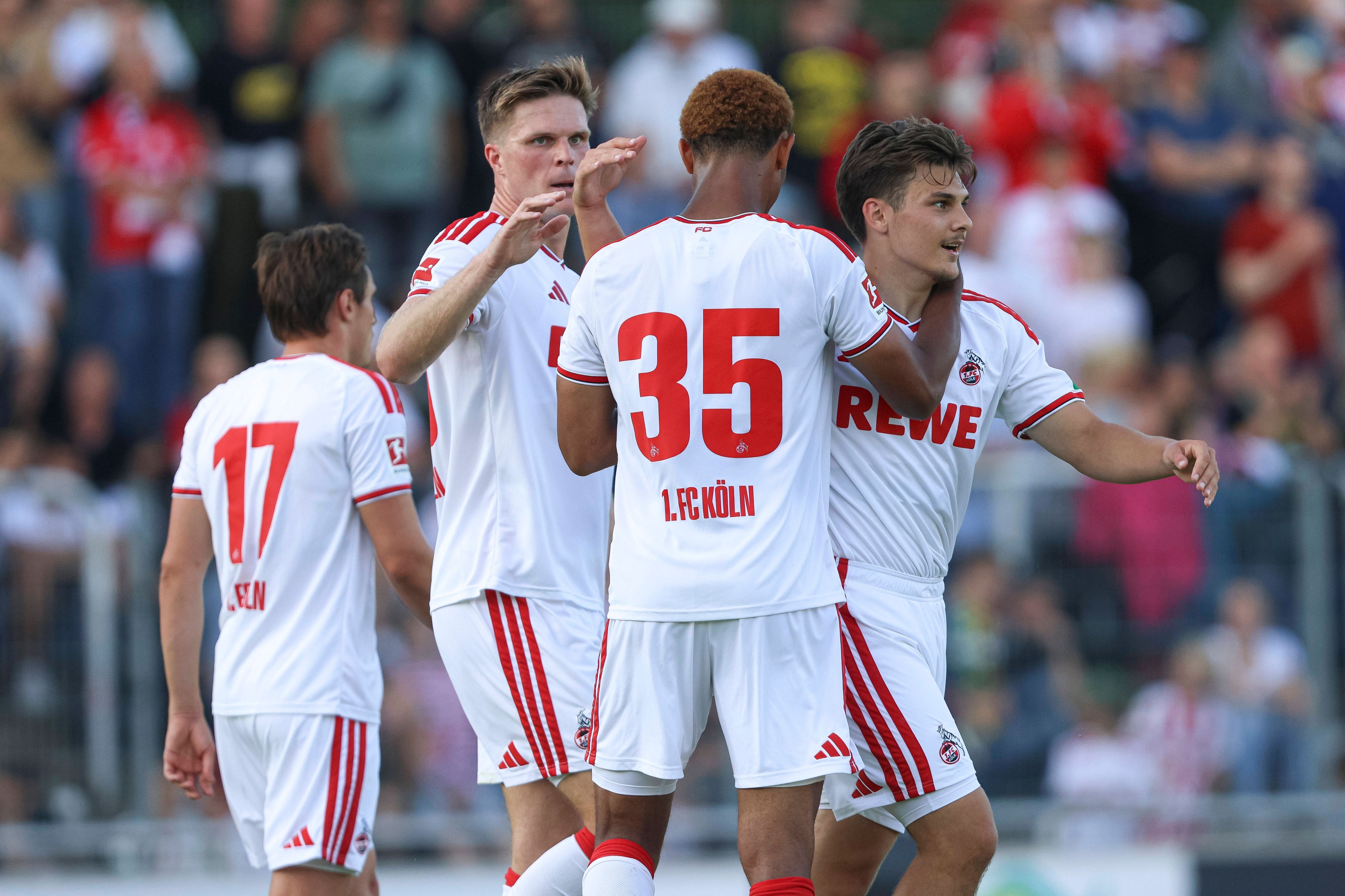 Die FC-Spieler jubeln gemeinsam im Testspiel.