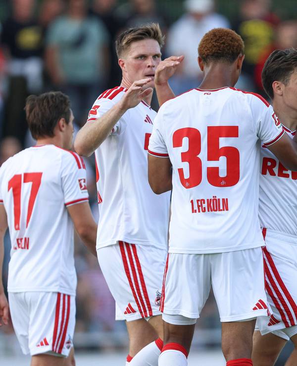 Die FC-Spieler jubeln gemeinsam im Testspiel.