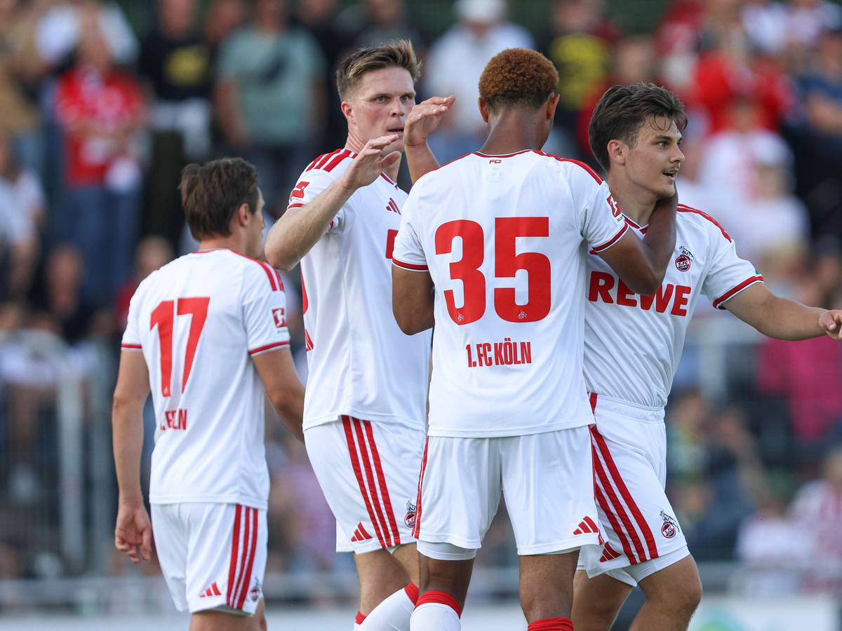 Die FC-Spieler jubeln gemeinsam im Testspiel.
