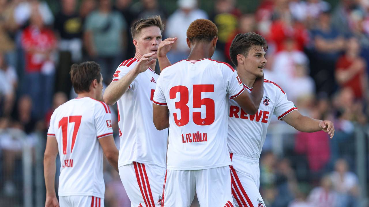 Die FC-Spieler jubeln gemeinsam im Testspiel.