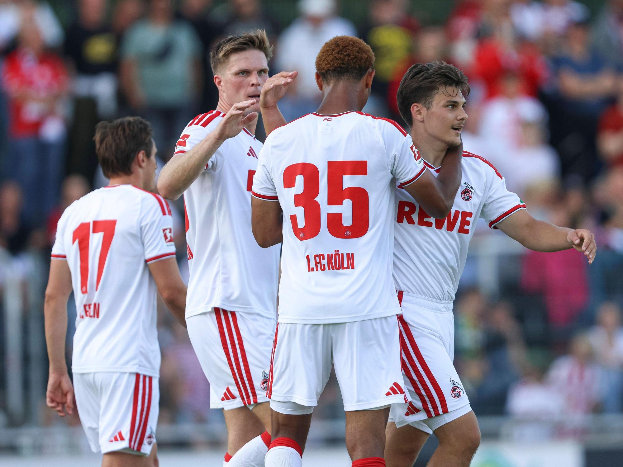 Die FC-Spieler jubeln gemeinsam im Testspiel.