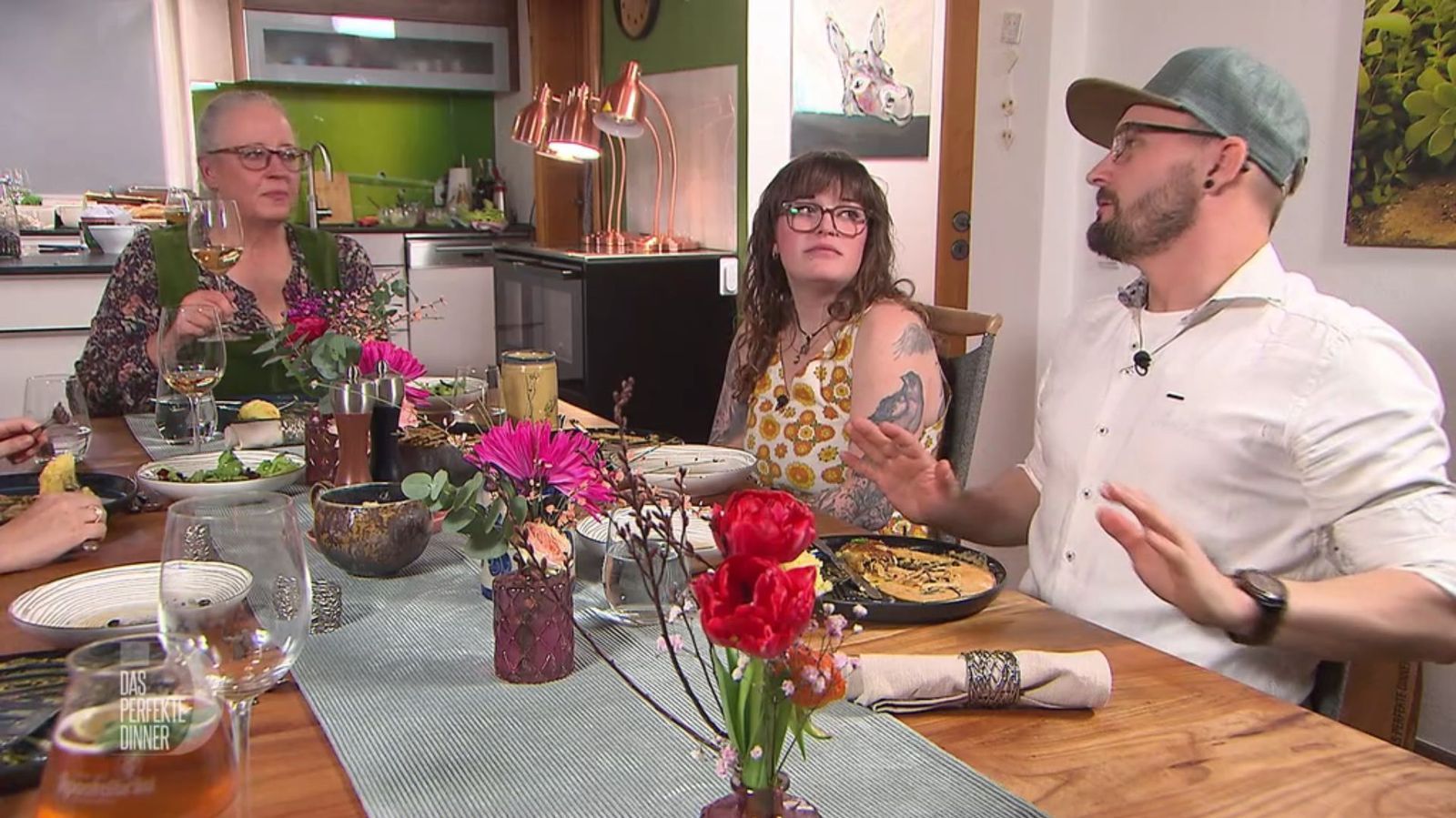 Nach der schweren Suppe als Vorspeise liegt Philipp und Lena (Mitte) auch der Hauptgang schwer im Magen.
 (Bild: RTL)