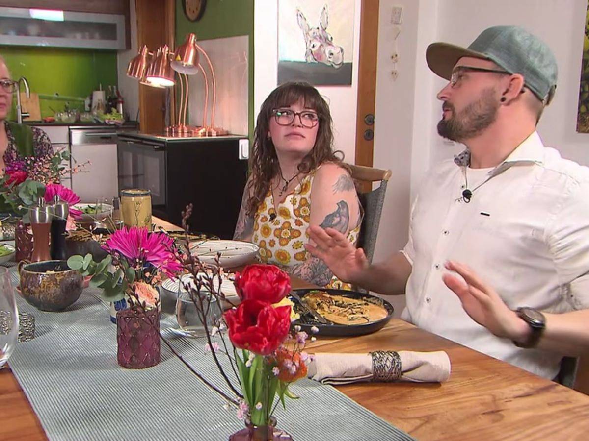 Nach der schweren Suppe als Vorspeise liegt Philipp und Lena (Mitte) auch der Hauptgang schwer im Magen.
(Bild: RTL)