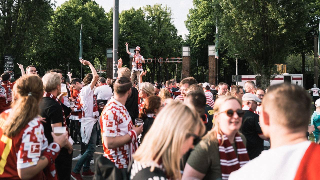 Die Fans des 1. FC Köln bekommen Freibier vom Sponsor.