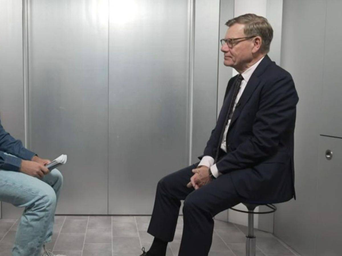 Johann Wadephul (rechts) stellt sich bei „Next Stop Köster“ den kritischen Fragen von Fabian Köster - eingesperrt in einem Fahrstuhl. (Bild: ZDF)