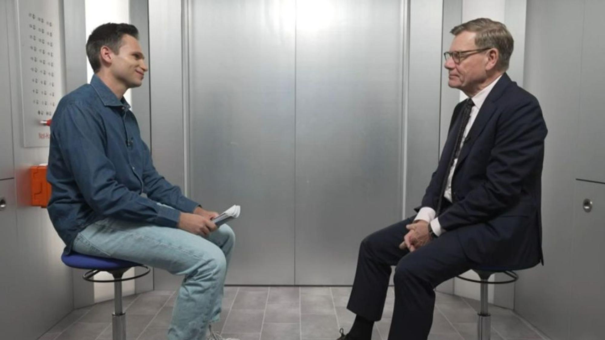 Johann Wadephul (rechts) stellt sich bei „Next Stop Köster“ den kritischen Fragen von Fabian Köster - eingesperrt in einem Fahrstuhl. (Bild: ZDF)