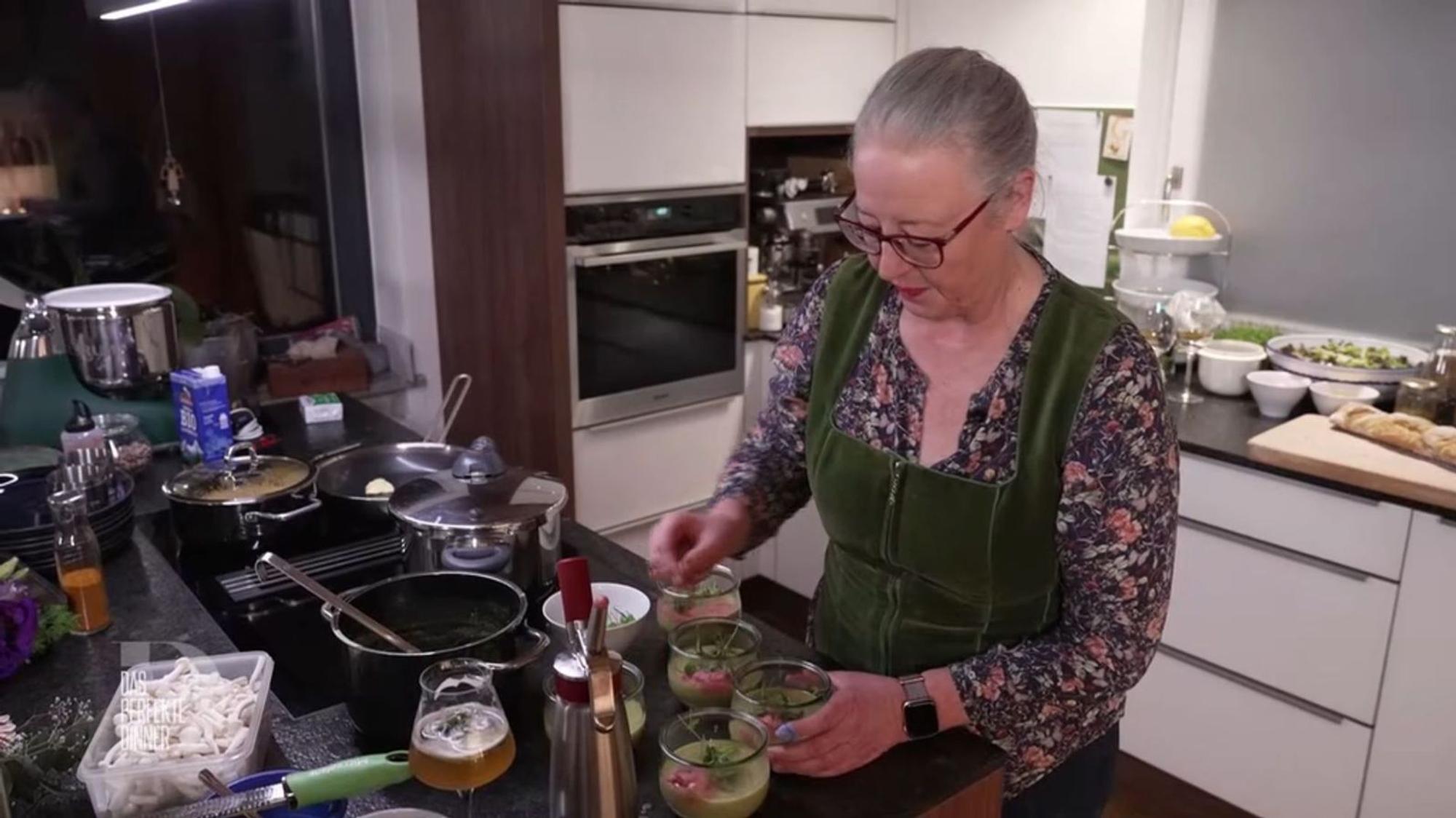 In die grüne Erbsensuppe kommt ein rosa Rote-Bete-Wölkchen.
(Bild: RTL)