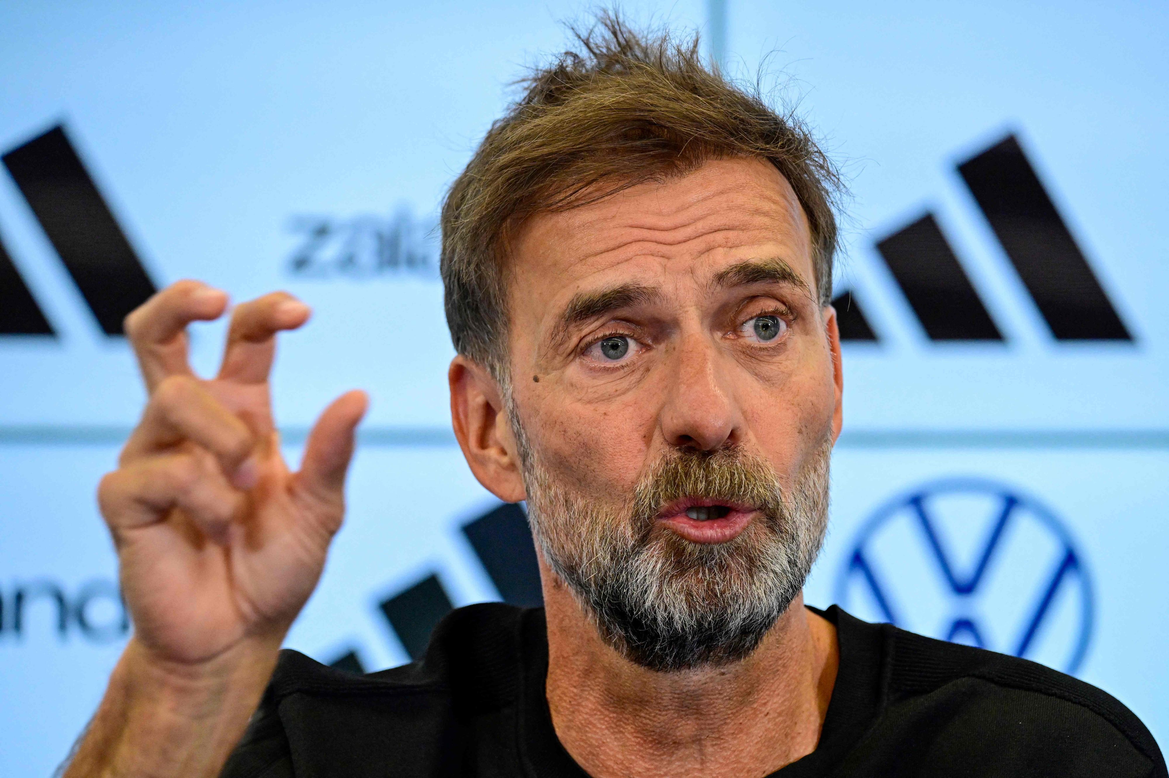 Jürgen Klopp gestikuliert bei der Pressekonferenz.