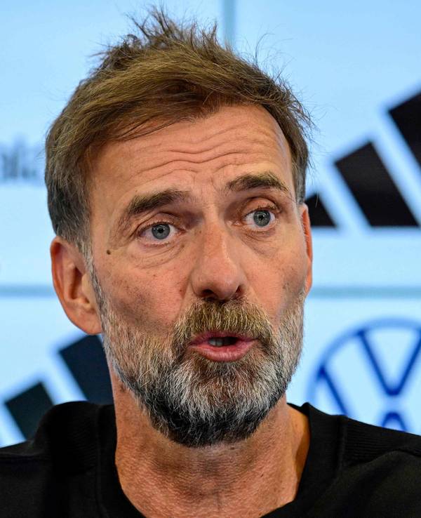 Jürgen Klopp gestikuliert bei der Pressekonferenz.