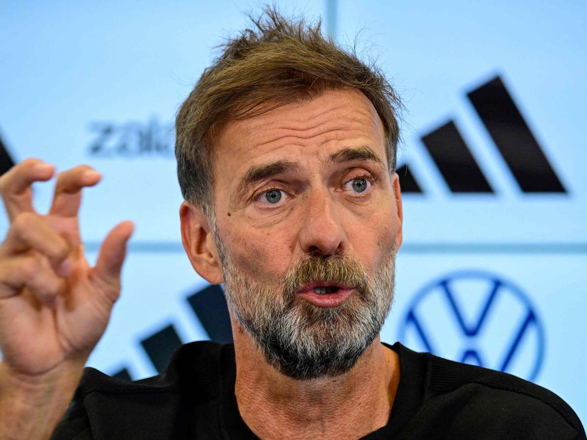 Jürgen Klopp gestikuliert bei der Pressekonferenz.