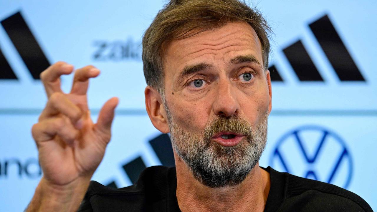 Jürgen Klopp gestikuliert bei der Pressekonferenz.