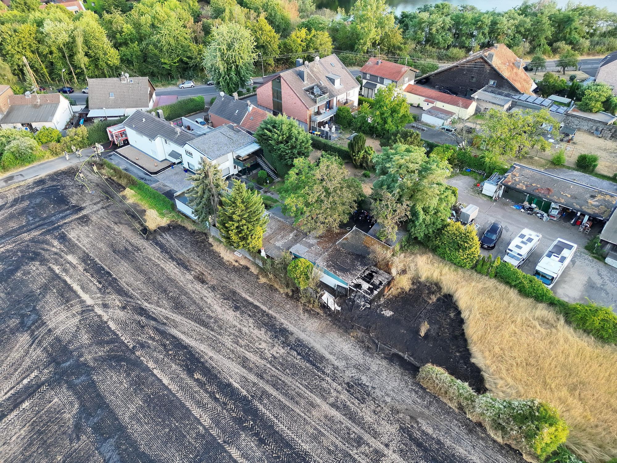 Die von der Feuerwehr Köln zur Verfügung gestellte Aufnahme zeigt Einsatzkräfte der Feuerwehr bei einem Bodenfeuer. Bei einem Feldbrand in Köln sind drei Menschen verletzt worden.