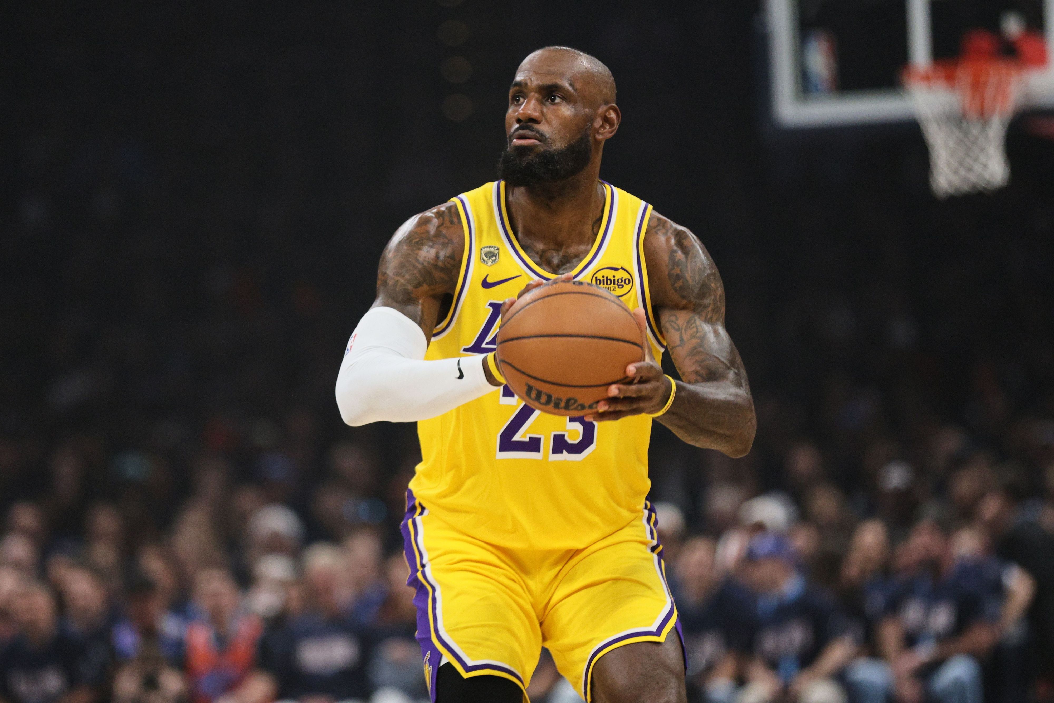 LeBron James von den Los Angeles Lakers bereitet sich auf den Wurf vor.