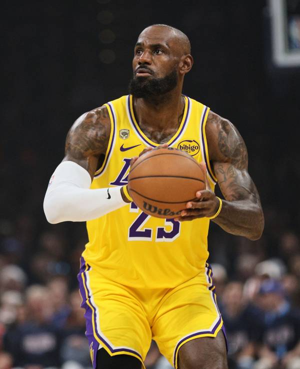 LeBron James von den Los Angeles Lakers bereitet sich auf den Wurf vor.