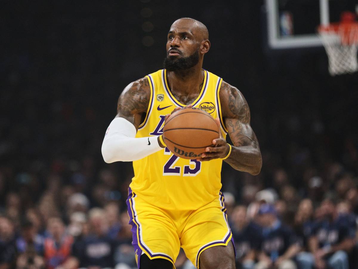 LeBron James von den Los Angeles Lakers bereitet sich auf den Wurf vor.