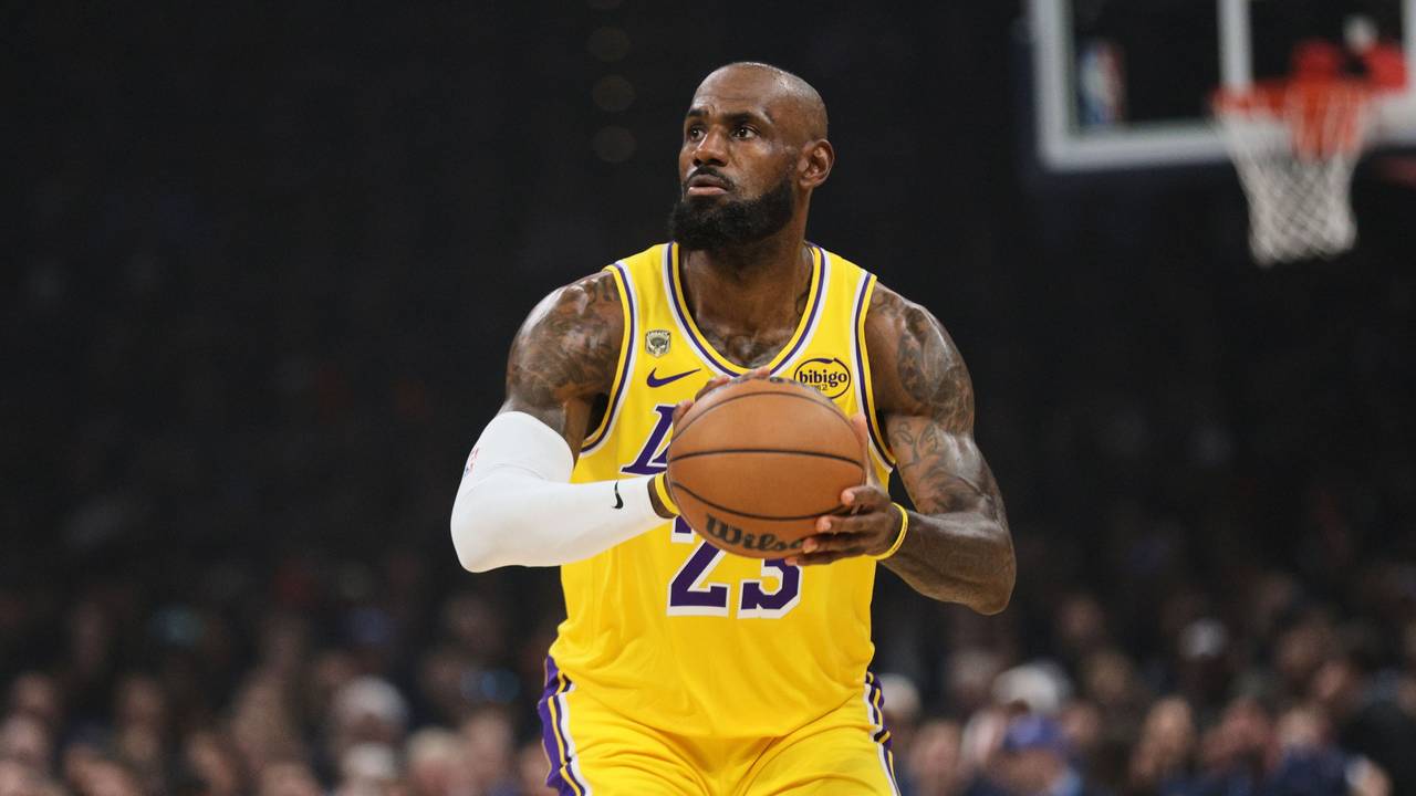 LeBron James von den Los Angeles Lakers bereitet sich auf den Wurf vor.