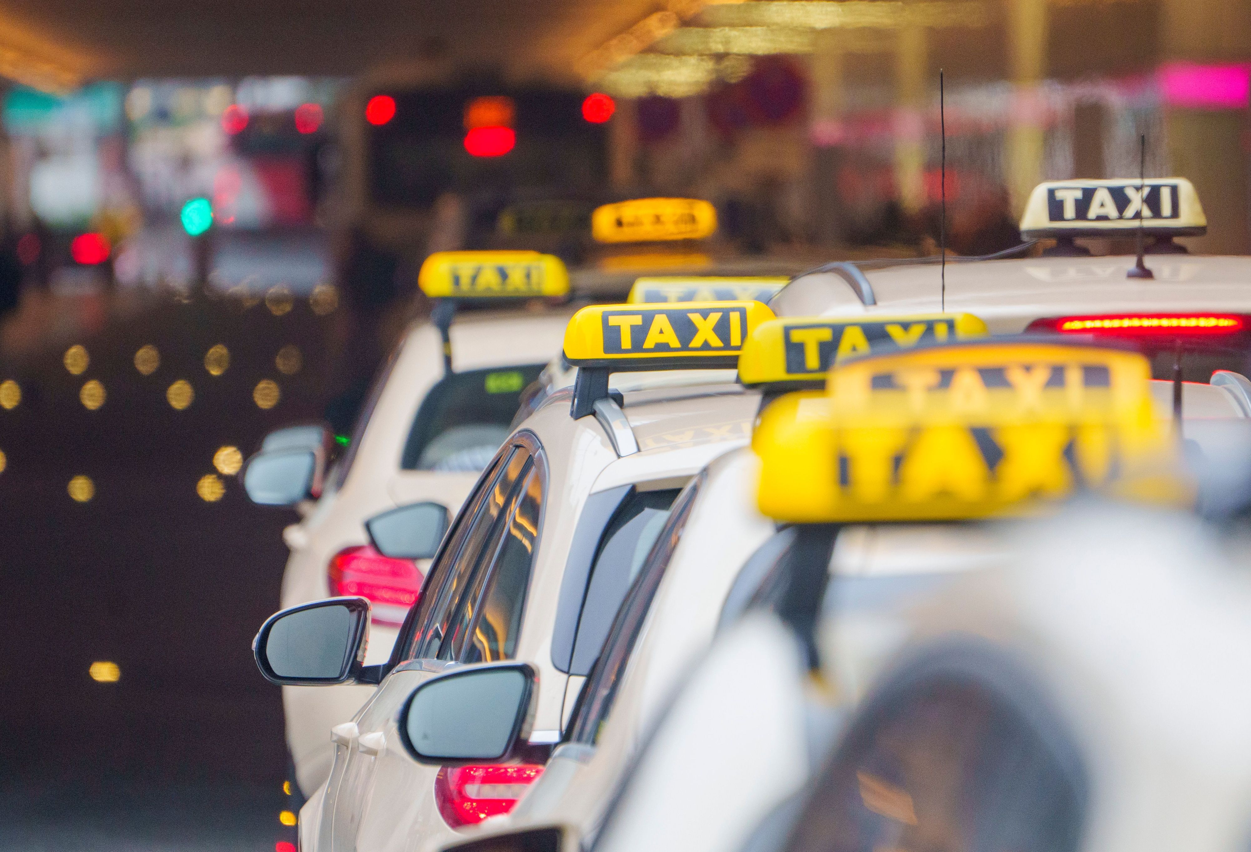 Taxis warten in der Vorfahrt am Terminal 1 des Rhein-Main-Flughafen auf Kundschaft.