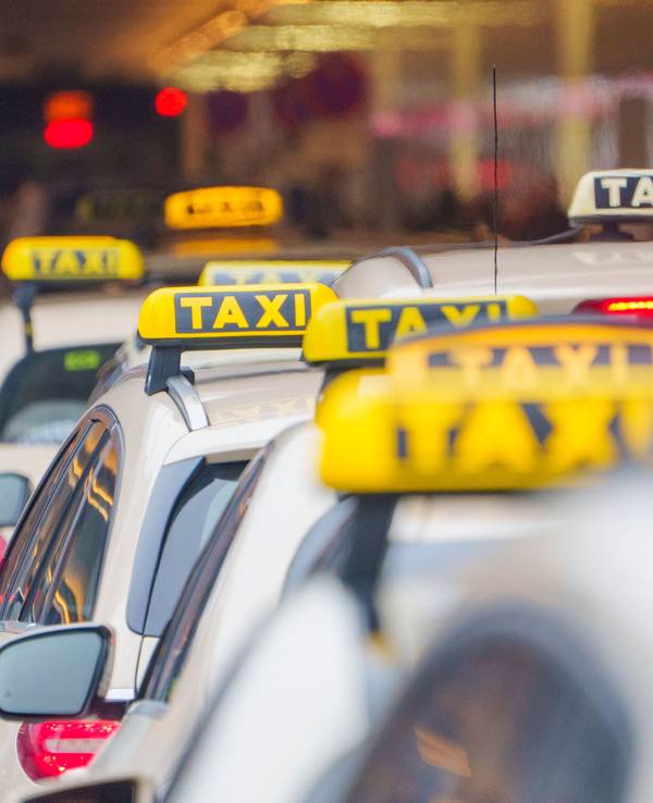 Taxis warten in der Vorfahrt am Terminal 1 des Rhein-Main-Flughafen auf Kundschaft.