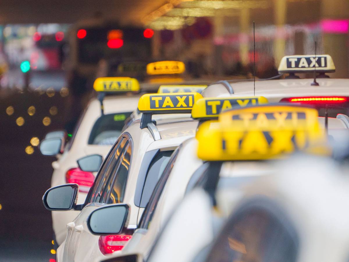 Taxis warten in der Vorfahrt am Terminal 1 des Rhein-Main-Flughafen auf Kundschaft.