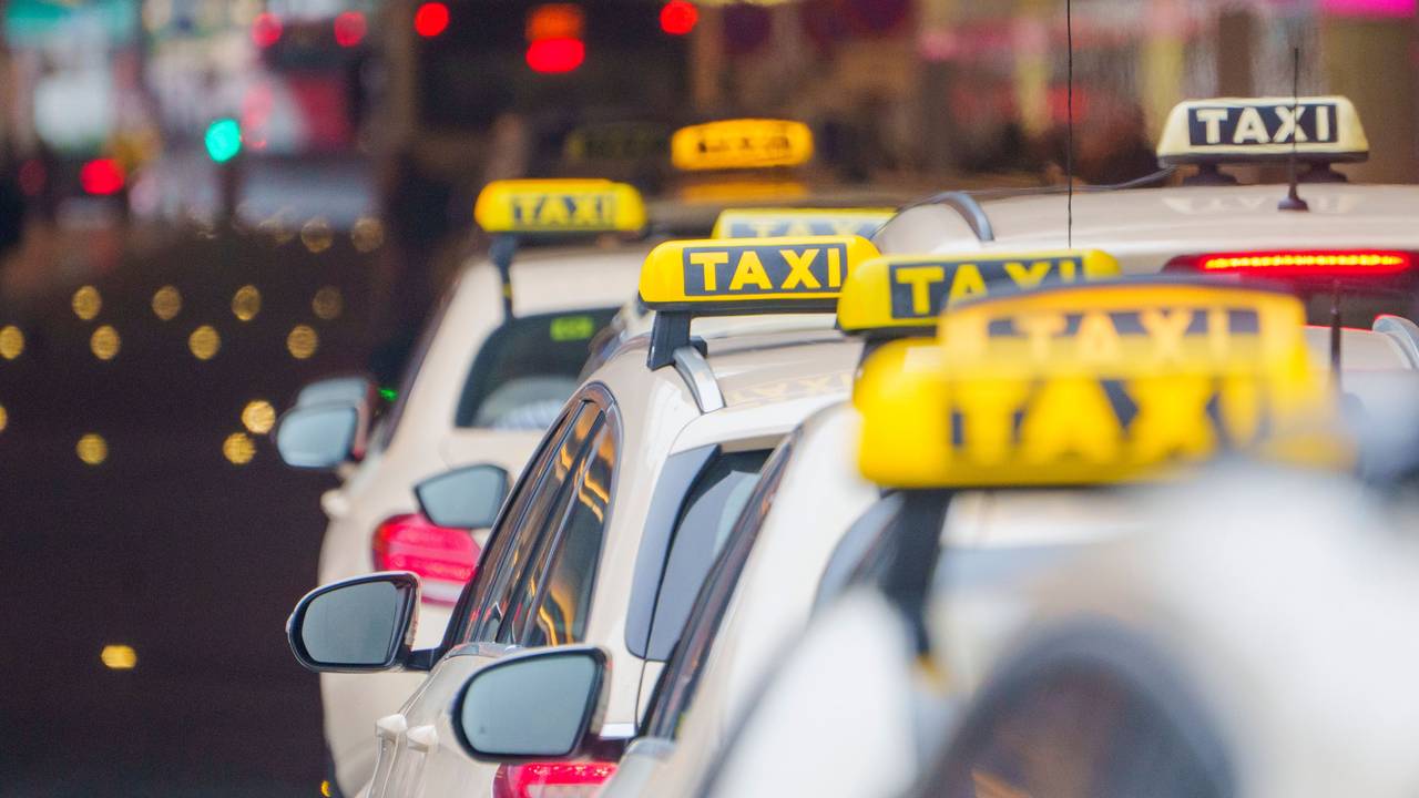 Taxis warten in der Vorfahrt am Terminal 1 des Rhein-Main-Flughafen auf Kundschaft.