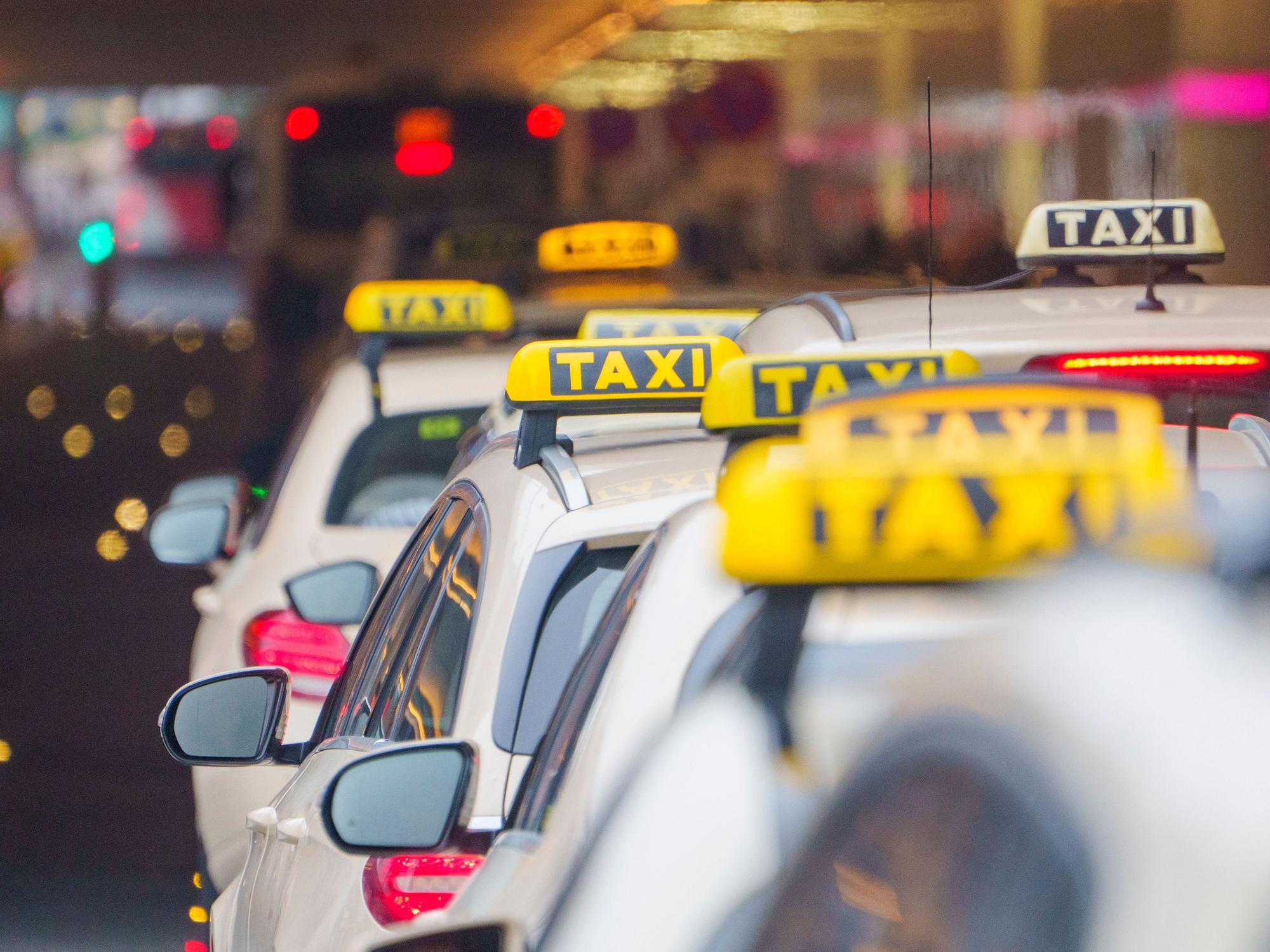 Taxis warten in der Vorfahrt am Terminal 1 des Rhein-Main-Flughafen auf Kundschaft.