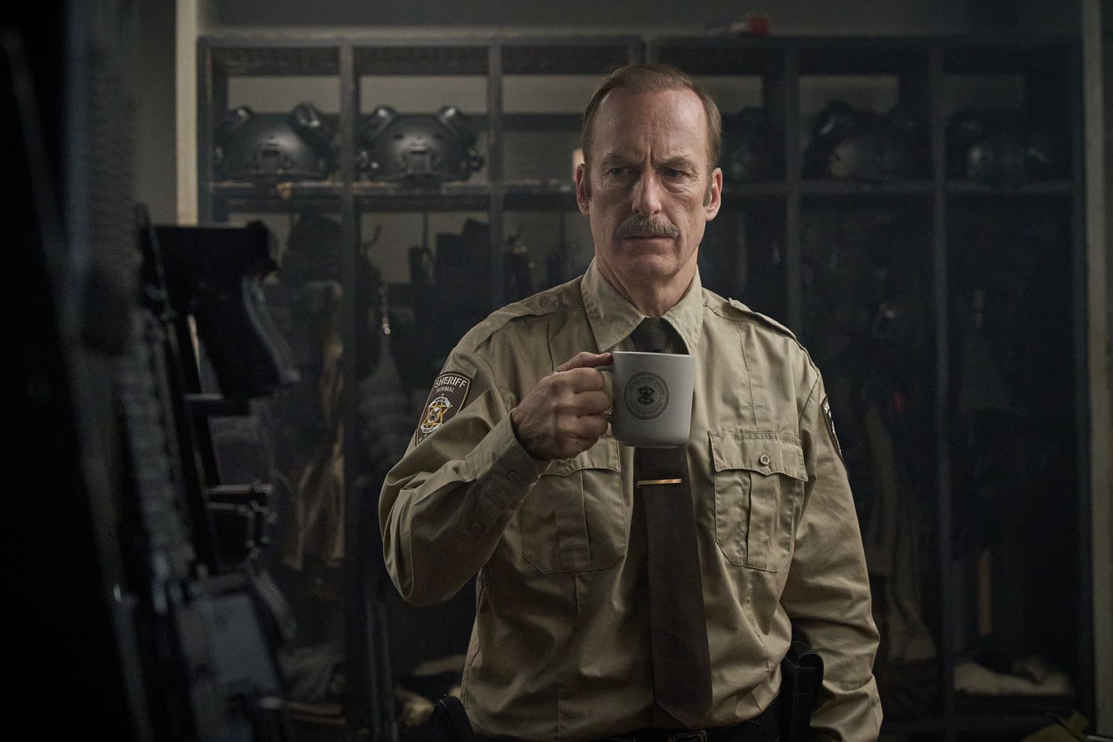 Als Ulysses (Bob Odenkirk) den Job als Aushilfssheriff in der Kleinstadt Normal annahm, erwartete er eine ruhige Zeit. Doch bald entwickelt sich alles ganz anders ... (Bild: Leonine)