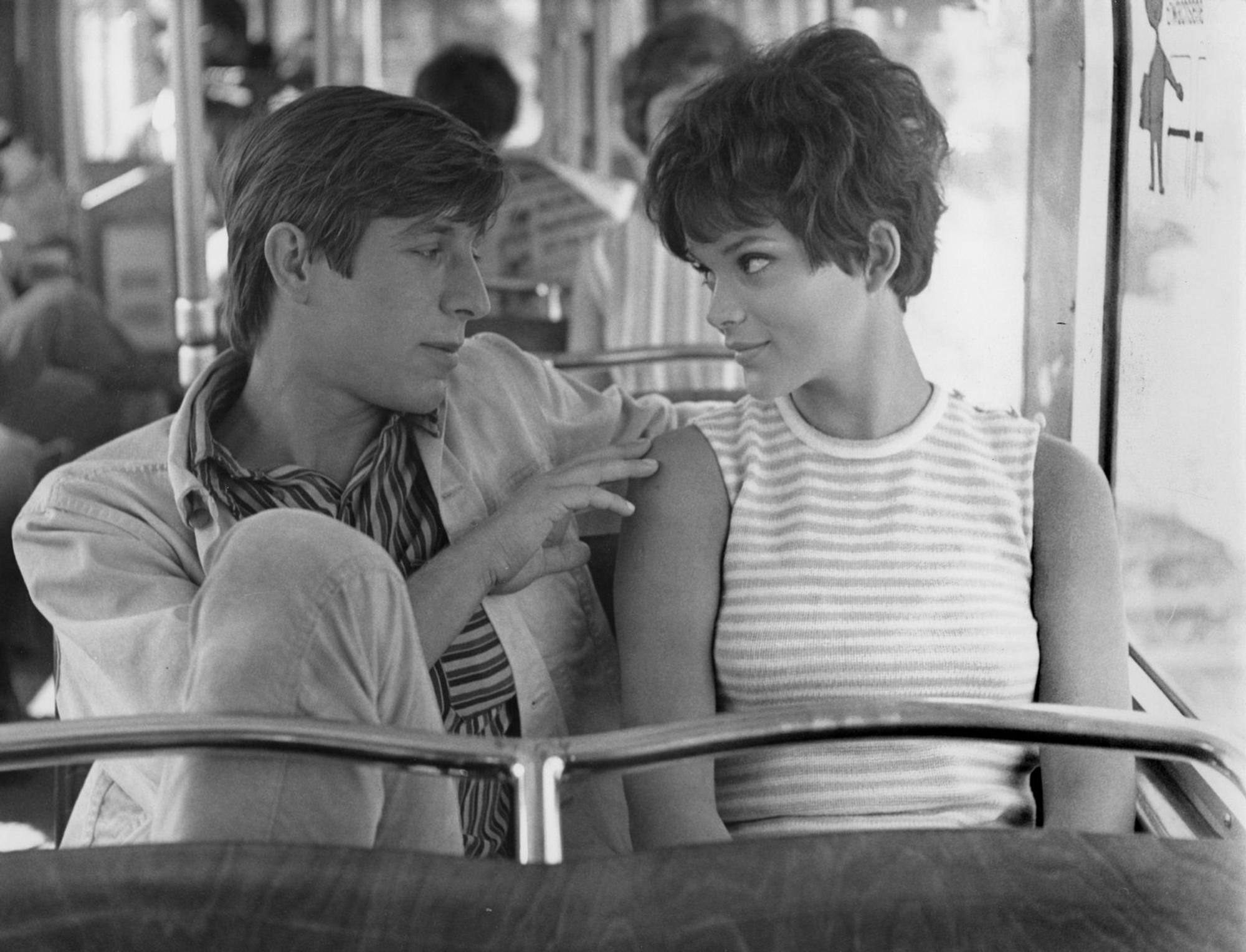 Durchbruch mit „Zur Sache, Schätzchen“ (1968): Martin (Werner Enke) und Barbara (Uschi Glas) genießen das leichte Leben im Münchener Szeneviertel Schwabing. (Bild: Schamoni Film & Fernsehen)