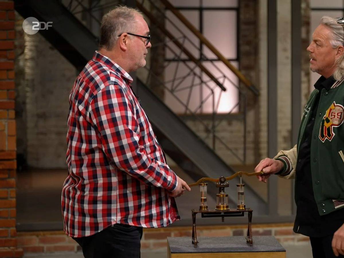 Die „Bares für Rares“-Händler Walter Lehnertz (links) und Jos van Katwijk (rechts) sahen das Objekt und waren sofort hin und weg. Doch nur einer von beiden konnte die antike Wasserpumpe mit nach Hause nehmen.
(Bild: ZDF)