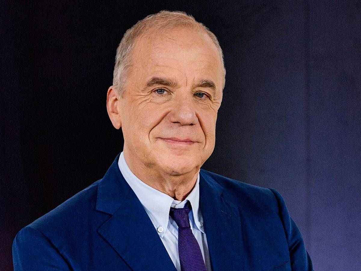 Hubertus Meyer-Burckhardt ist vor allem als schlagfertiger Moderator der „NDR Talk Show“ bekannt. Die Sendung moderiert er meist zusammen mit Barbara Schöneberger. (Bild: NDR / Thomas Kierok)
