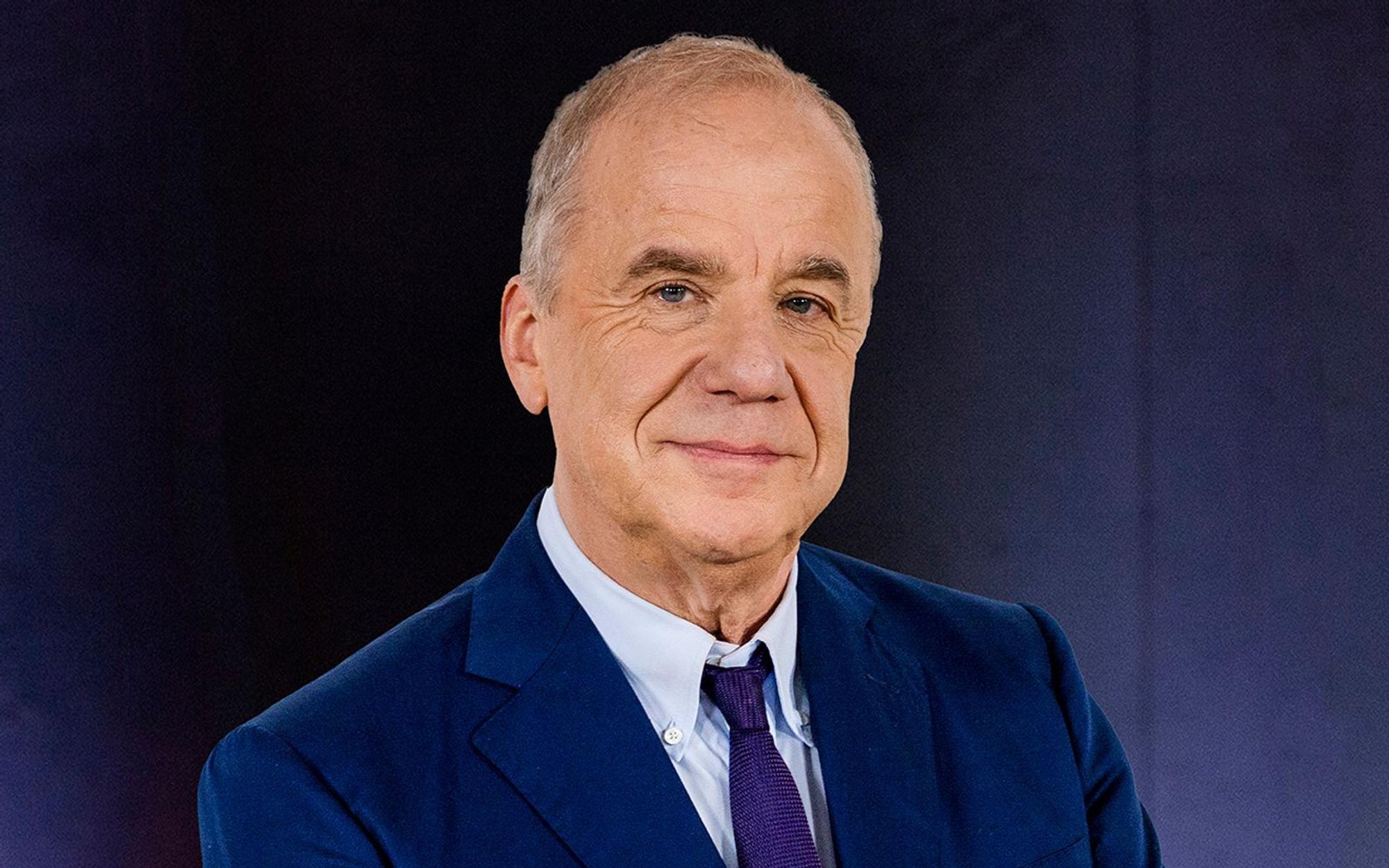 Hubertus Meyer-Burckhardt ist vor allem als schlagfertiger Moderator der „NDR Talk Show“ bekannt. Die Sendung moderiert er meist zusammen mit Barbara Schöneberger. (Bild: NDR / Thomas Kierok)