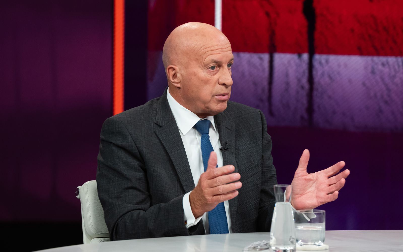 AfD-Politiker Rüdiger Lucassen erläuterte seine Sichtweise, wie mit den Kriegen in Nahost und in der Ukraine umzugehen sei. (Bild: ZDF / Jule Roehr)