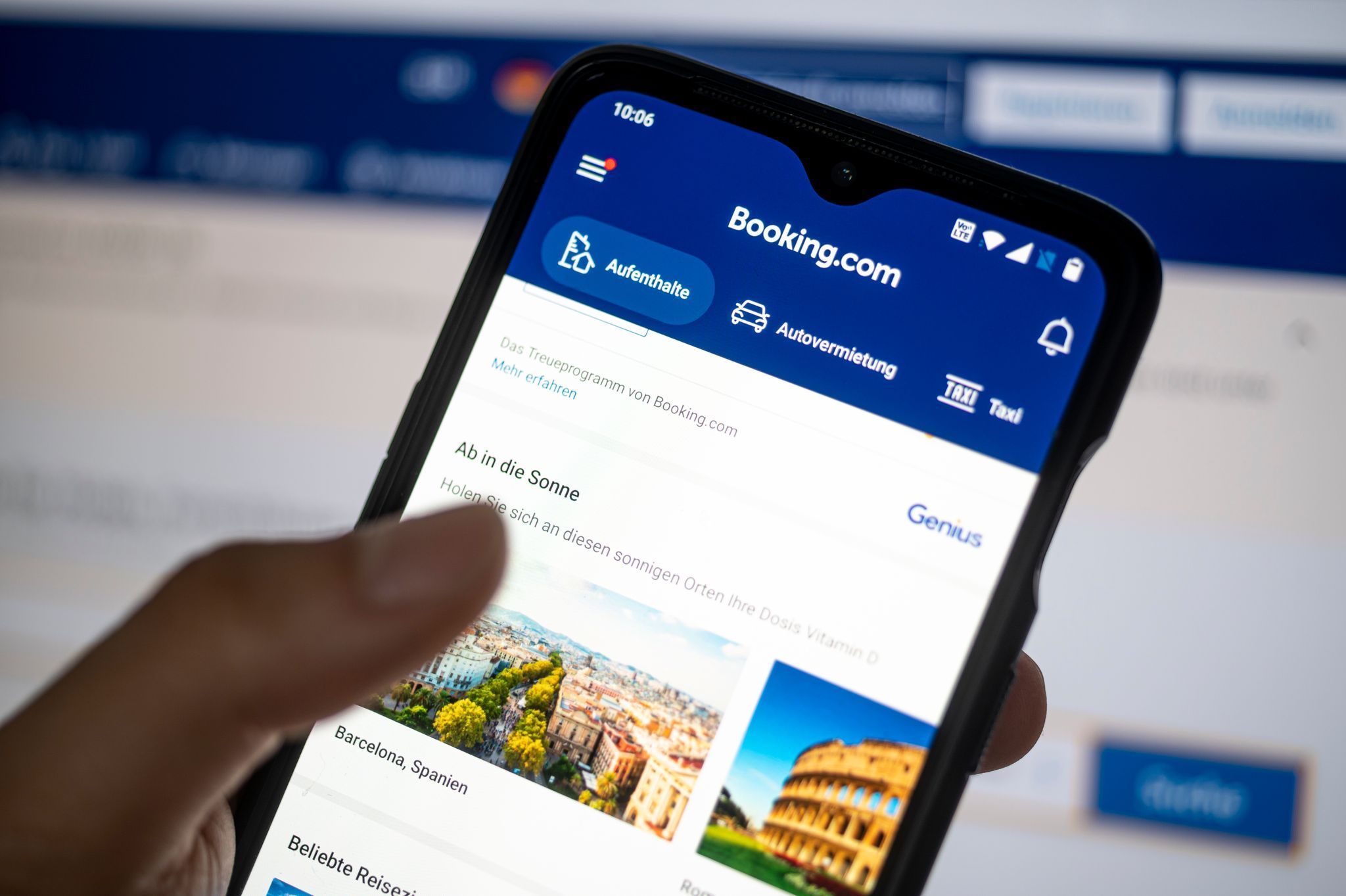 Die App „booking.com“ ist auf einem Smartphone zu sehen