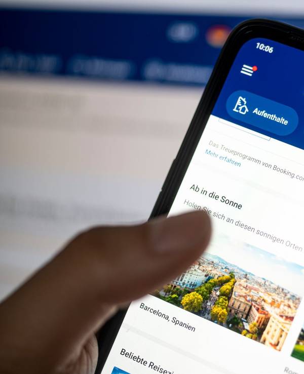 Die App „booking.com“ ist auf einem Smartphone zu sehen